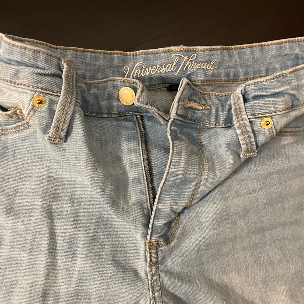 Universal thread, tight legged jeans. Very cute and comfortable!!! 🩷
